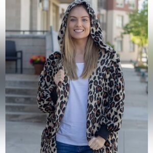 Kensie Wrap Jacket With Hoodie (Leopard)
Size S/M
Two pockets on each side.
